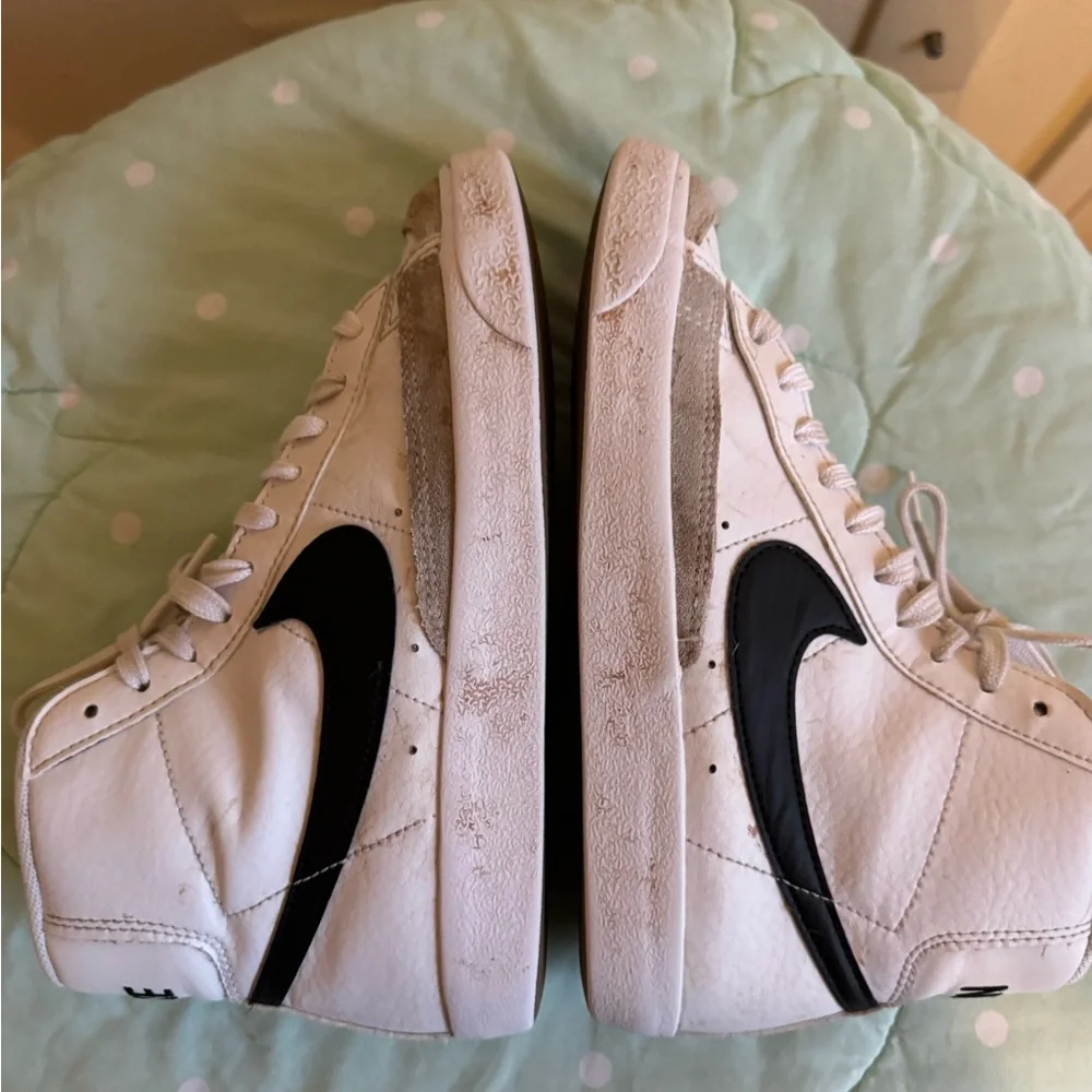 Nike Blazer Mid '77 Vintage sneakers in the white and black Big Kids size 4